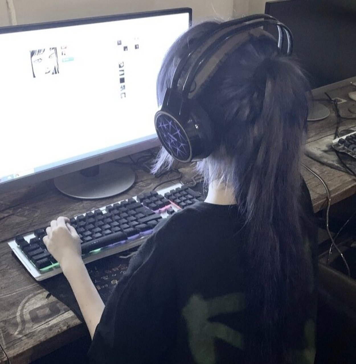 电竞女头像.像极了你在网吧里打游戏的影子