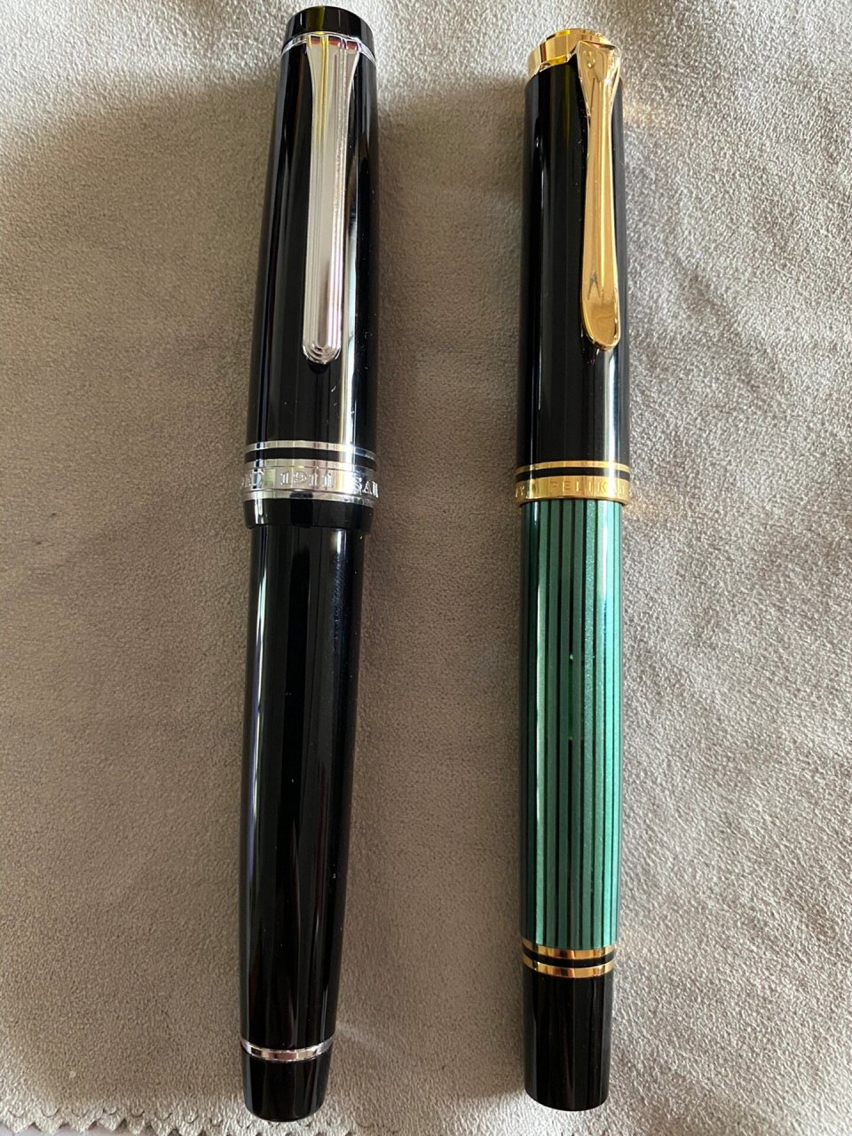 笔友出给我的百利金m400绿条 988入的,洗干净以后拍的照片就是好看,之