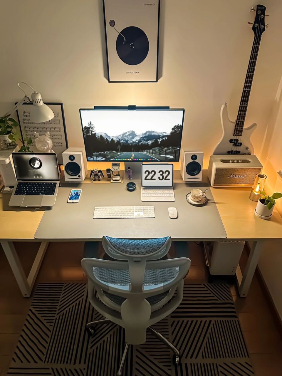 居家办公已是一种常态,一种生活方式,简洁的书桌可以让我们更好的沉浸