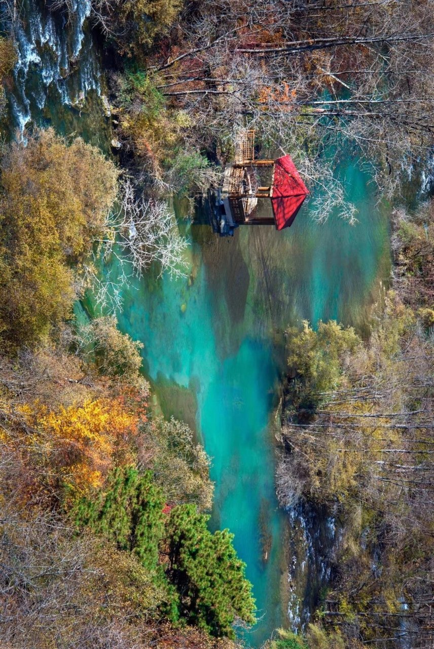 四川阿坝州茂县叠溪松坪沟 秋天的叠溪松坪沟素有"小九寨"之称,湖光山