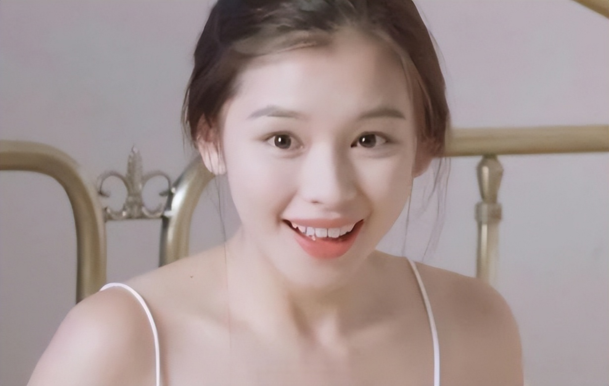 其实徐若瑄的颜值是真的很顶,没火起来的原因大概是人品不太行,桃色