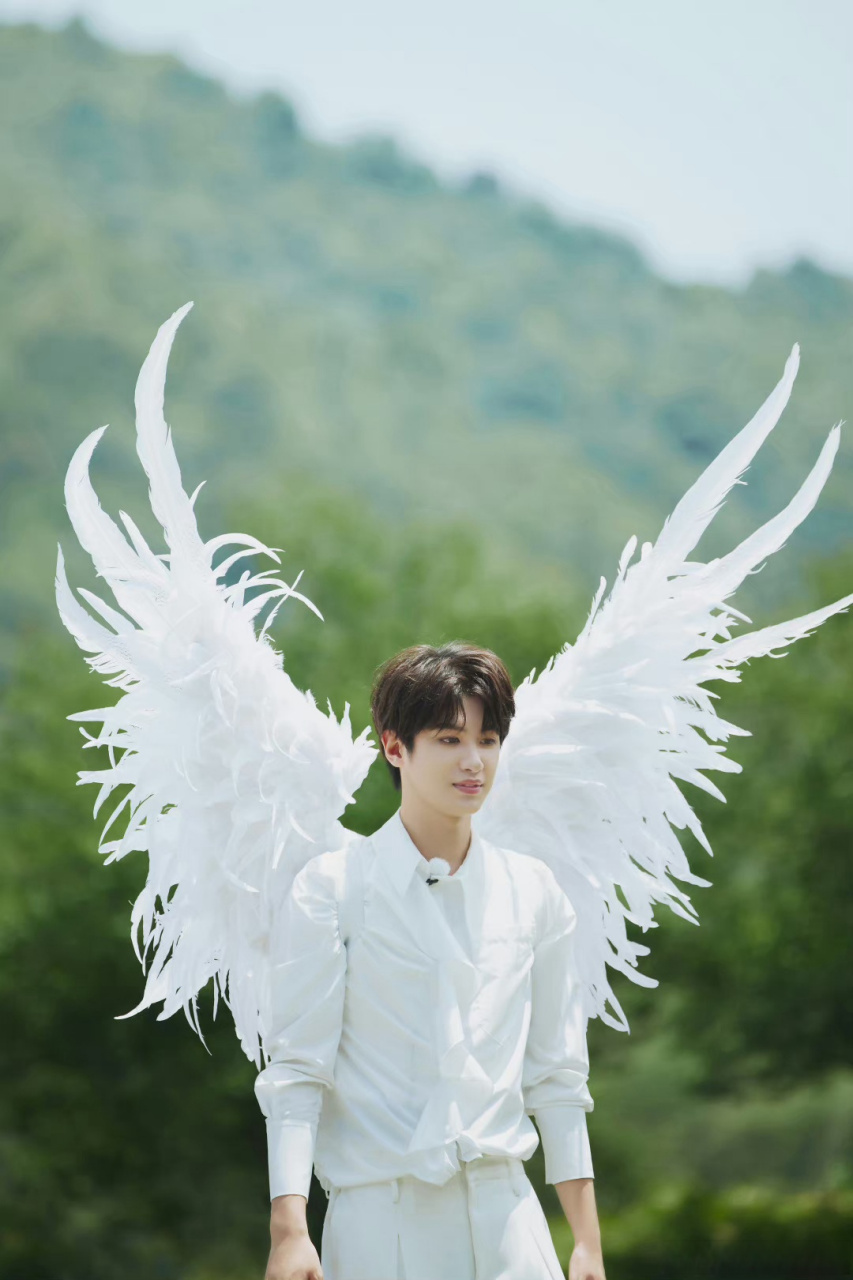 蔡徐坤黑天使vs黄明昊白天使 蔡徐坤黄明昊同款翅膀造型 蔡徐坤黄明昊