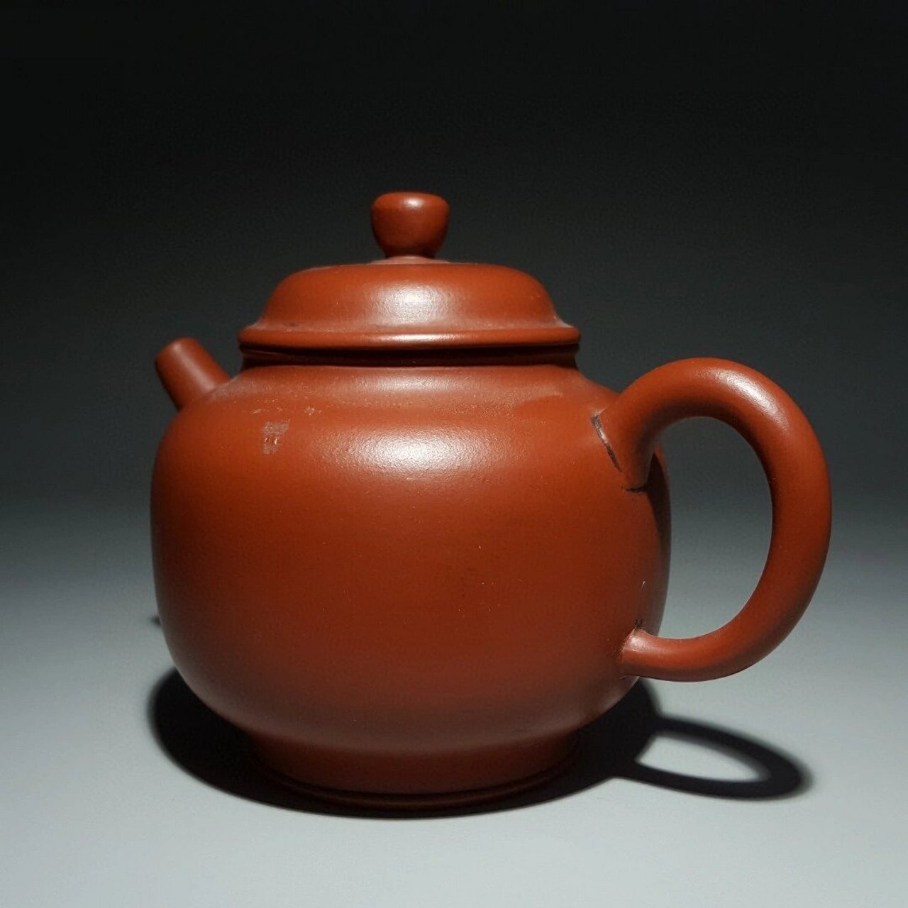 旧藏 "逸公"款紫砂壶 尺寸:9.1×12.5×8.3厘米  重量:191克