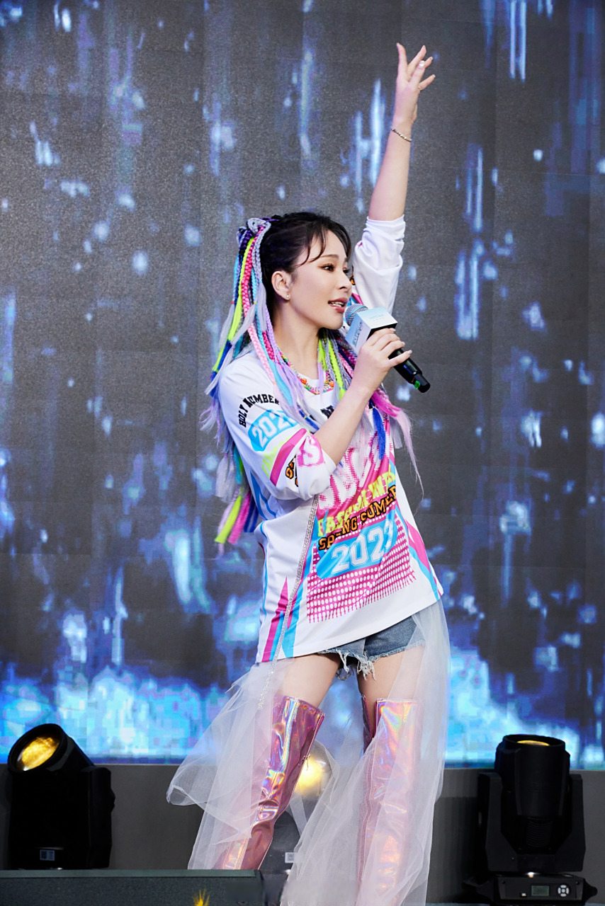 #带着微博去都市# @温岚 青春旋律肆意挥洒🌈⚘蓝色雨 陪你烂漫一