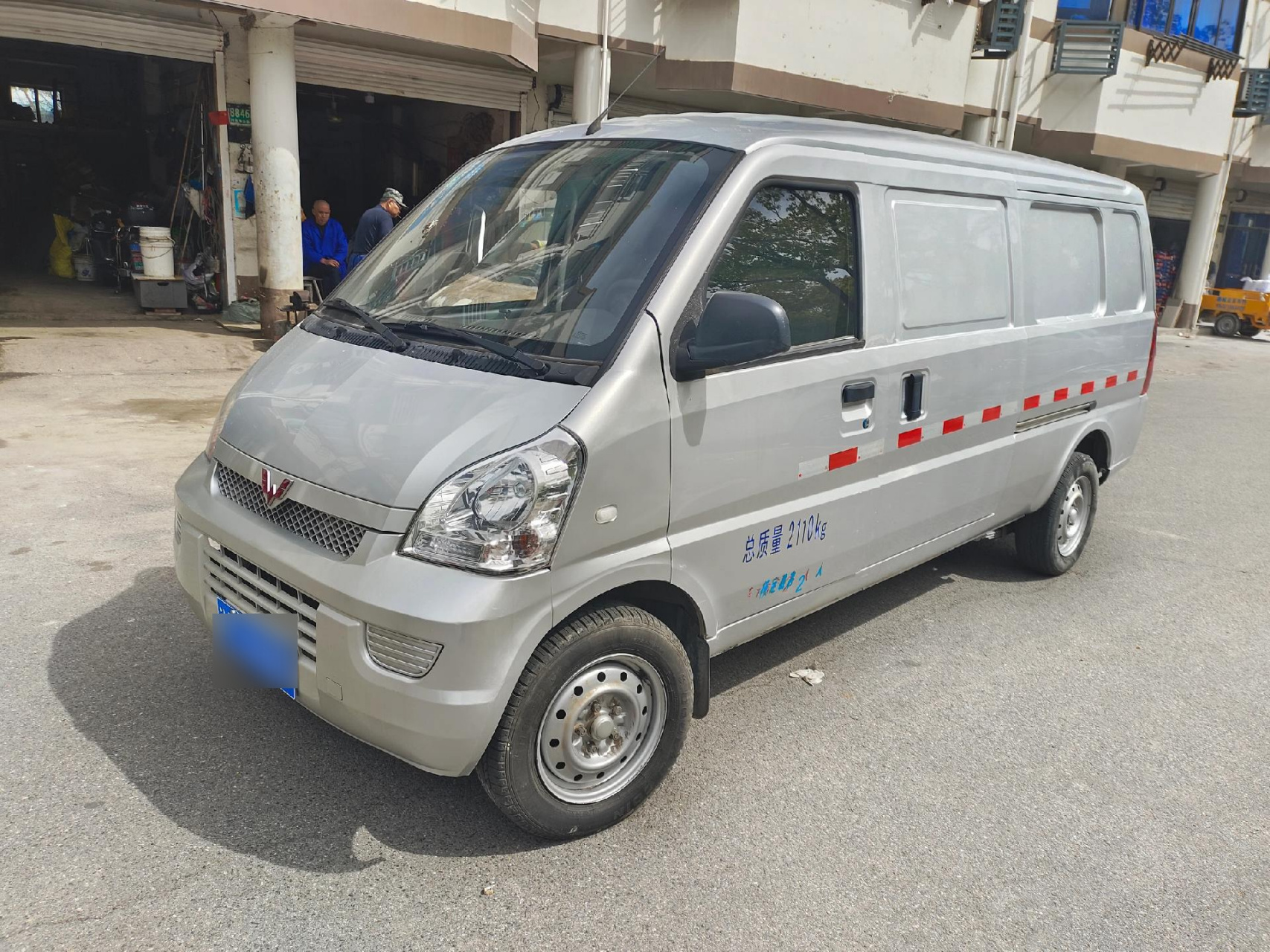 上海五菱荣光加长版封窗货运面包车.