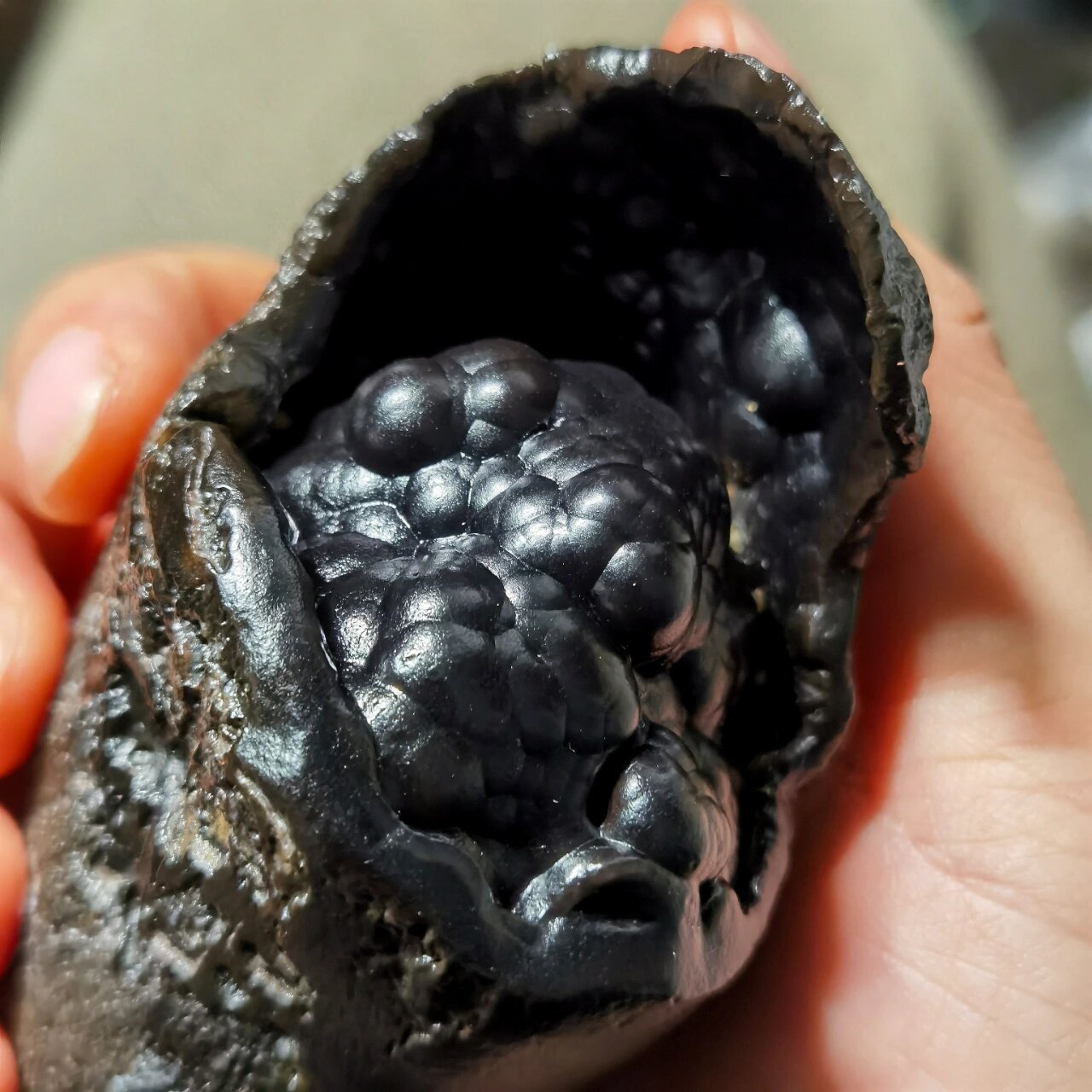 黑色系玛瑙原石摆件 黑色玛瑙窝窝原石 天然黑玛瑙原石 手握黑玛瑙