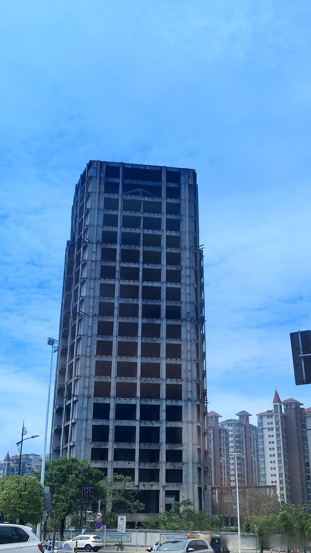 赣州最有名的烂尾楼,刚建的时候感觉还挺高的,可烂尾10多年之后,赣州