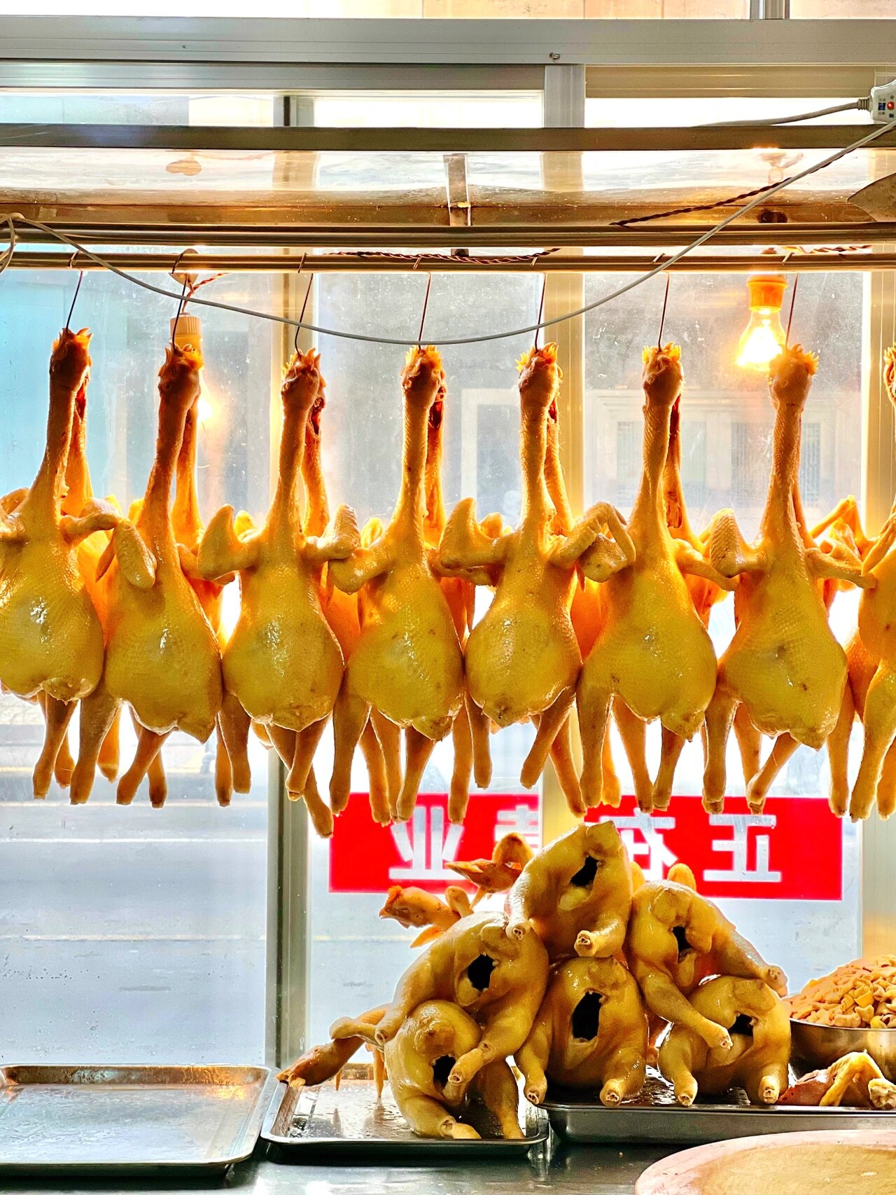 这家老字号啊峰鸡饭店估计化州人没有不知道的 化州有很多香油鸡唯独