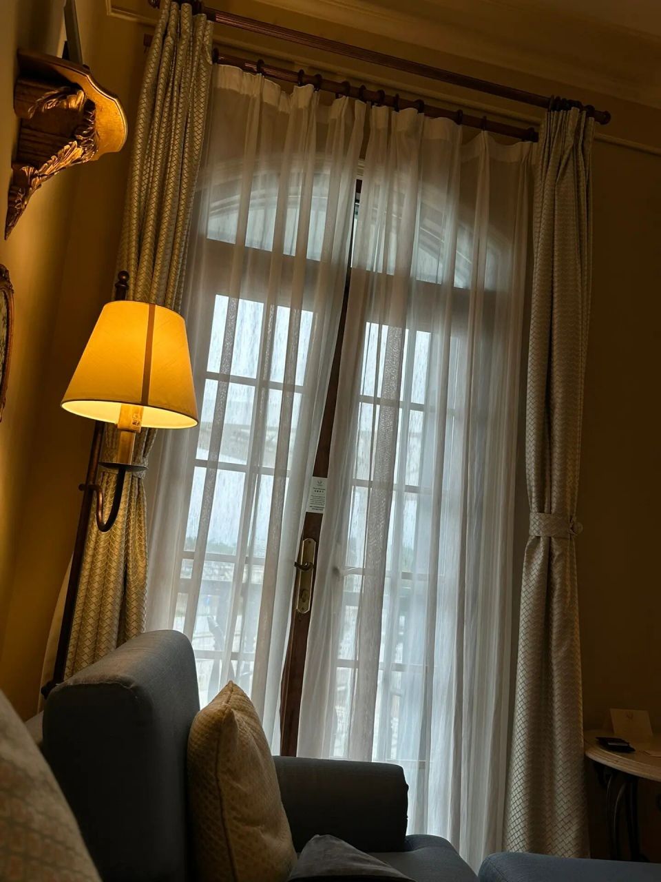 澳门莱斯酒店大捡漏9890243一晚0505 我和朋友感觉受不了潮湿