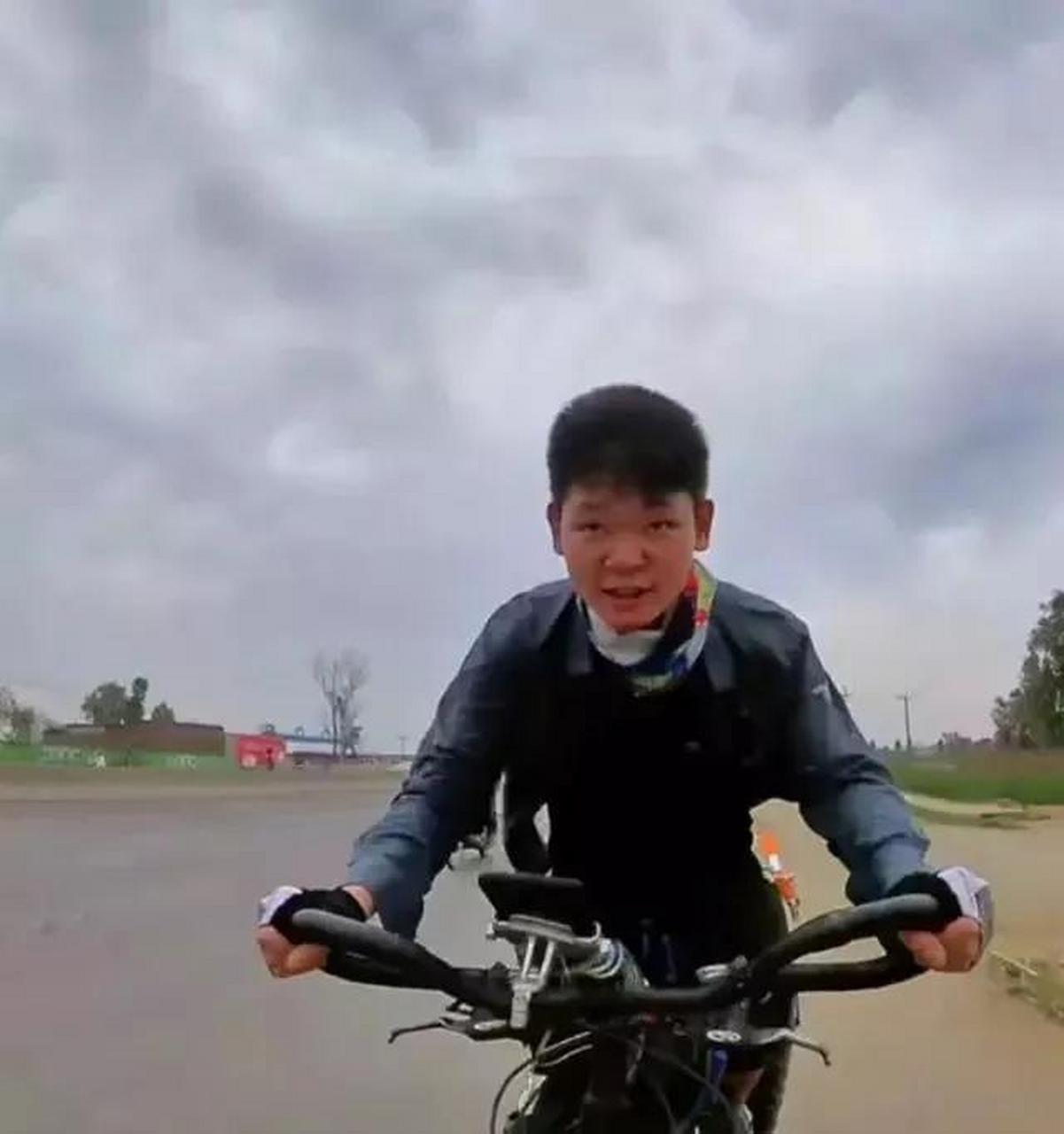 小孩是2000年出生的,今年23岁,从18年开始骑自行车环游世界.