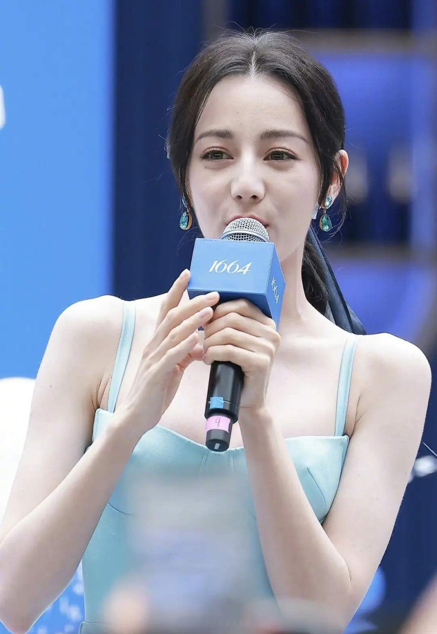 迪丽热巴脸上的倦态好明显了,近距离的镜头下显老十岁[衰].