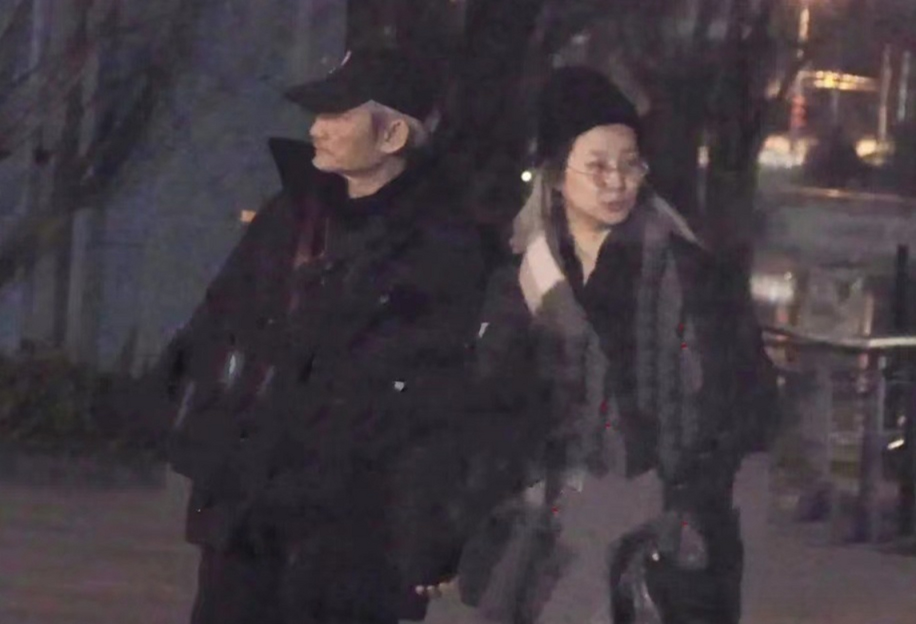 徐克和女友乐乐逛街被拍,女方被疑怀孕,73岁的徐老怪被指要当爸爸了.