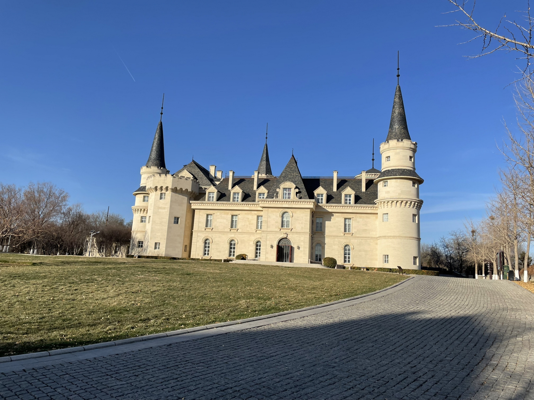 北京张裕爱斐堡国际酒庄 城堡非常壮观,冬天来葡萄园光秃秃的了,可能