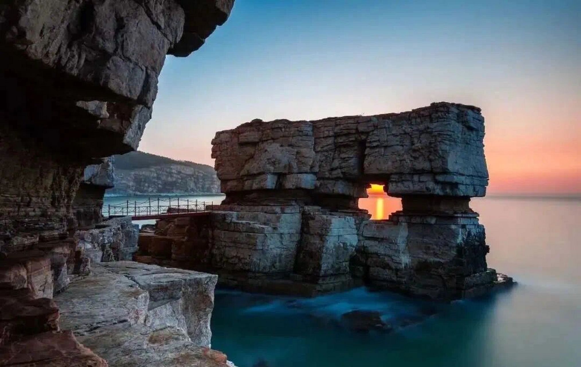 大黑山岛攻略  龙爪山国家地质公园是烟台特色景区之一,位于大黑山岛