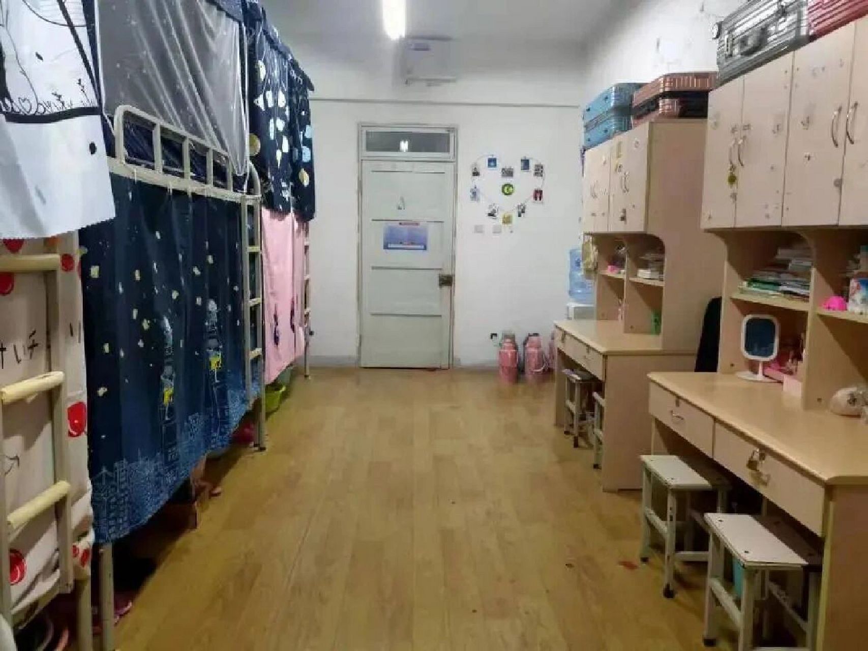 兰州财经大学宿舍 学校有4人间,6人间,8人间,上下床,每位同学都有一个