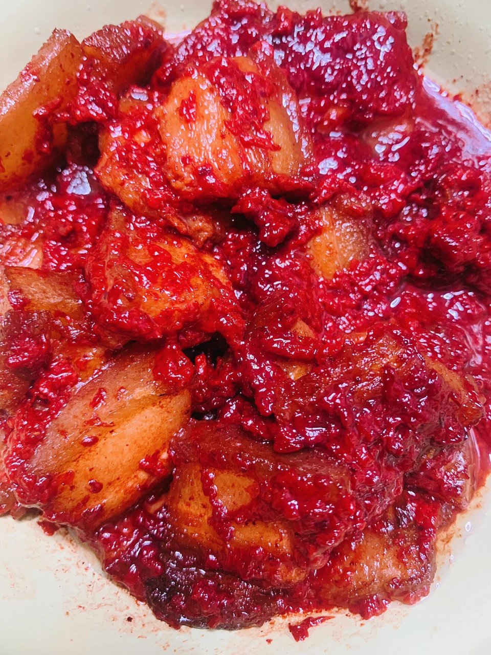 酒糟肉 1,五花肉切片,锅里放入少许油将五花肉煎至两面焦黄 2,五花肉