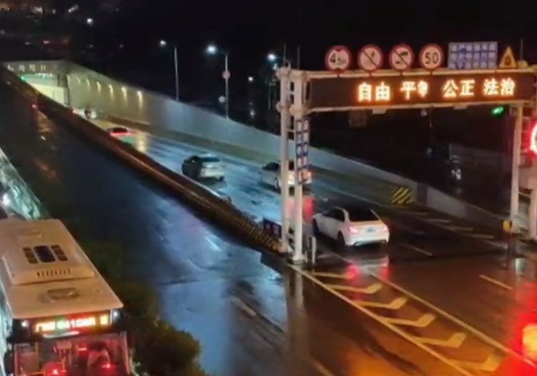 【#南湖路隧道开展突发事件应急演练# 】11月25日,长沙市城市管理和