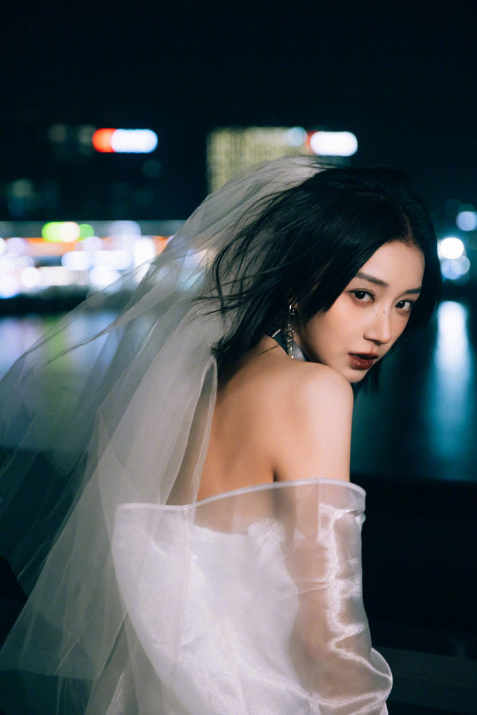 卜冠今这组造型美到失语 头纱白裙配夜幕,奔跑的样子就是妥妥的落跑