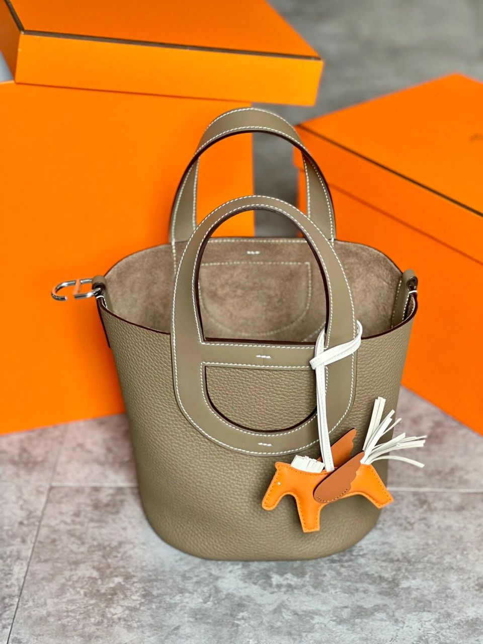 hermes 新款/ 猪鼻子菜篮子 "intheloop"猪鼻子菜篮子  形状圆圆滚滚