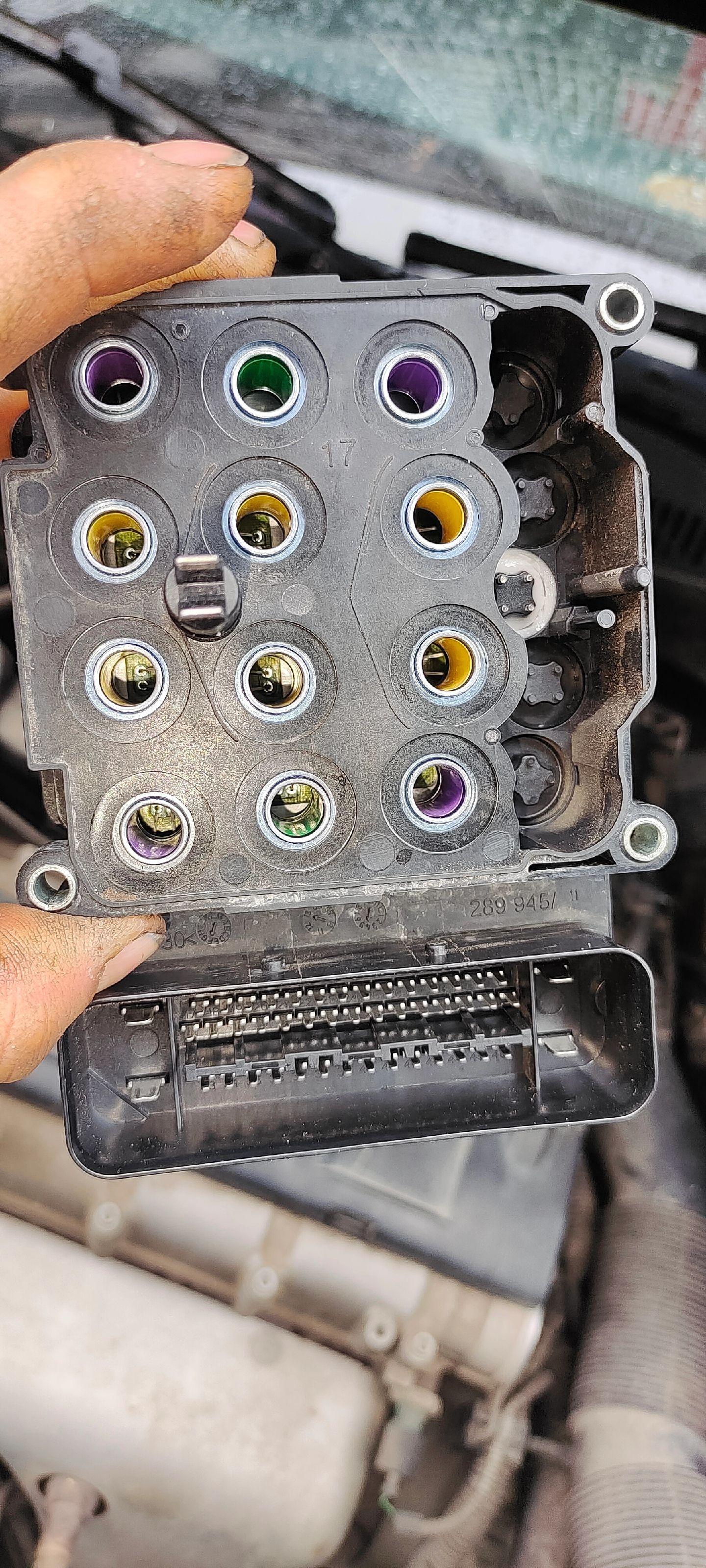 大众宝来abs泵维修中,故障点是abs泵操作损坏.装好试车.