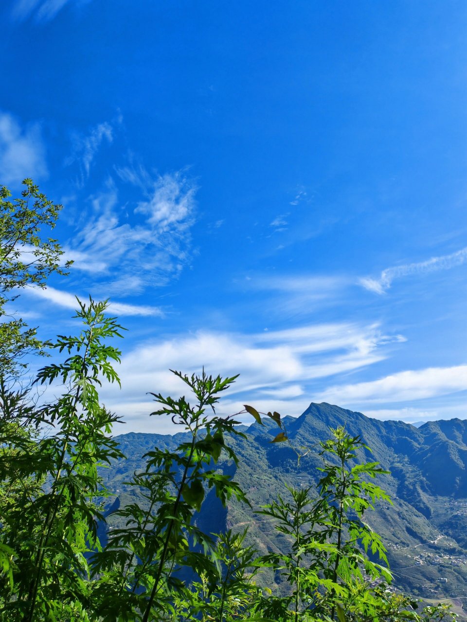 在昭通风景如诗美如画 今天的天空像一封深蓝色的情书