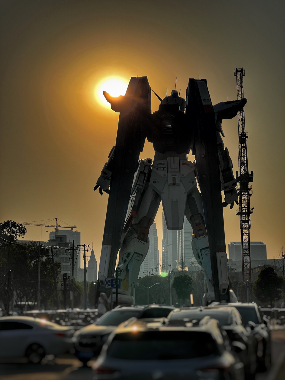 上海lalaport高达基地 终于见到1:1的高达了,但对其可动性有点失望