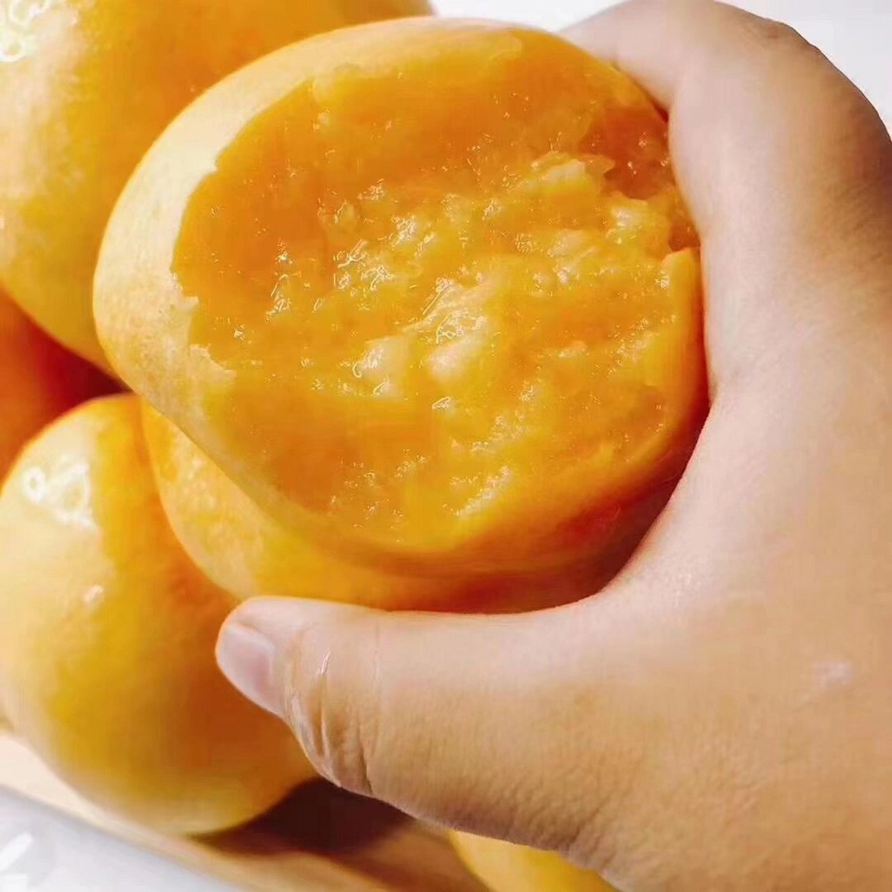 中油八号黄油桃,口感甜脆多汁.