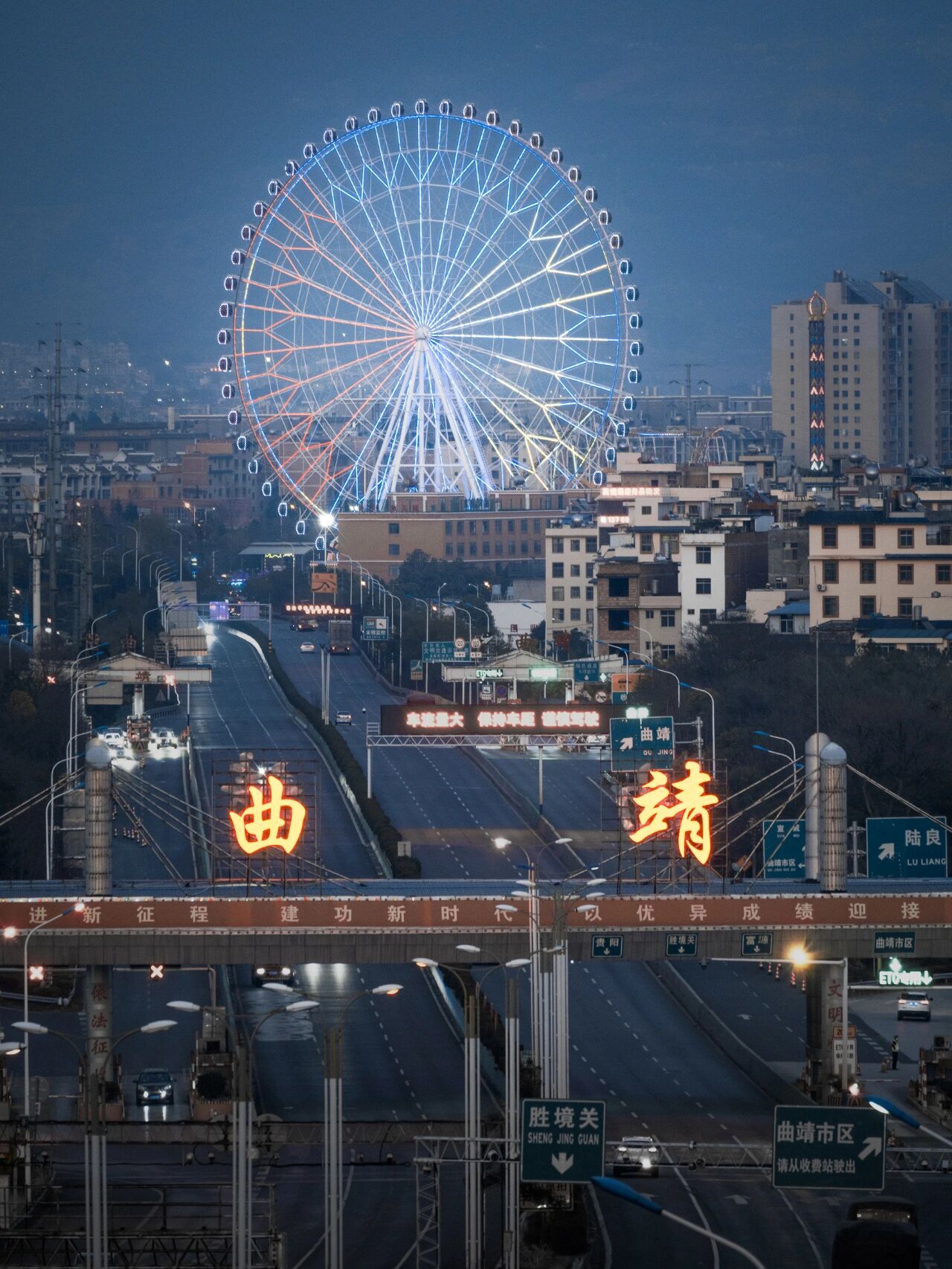 曲靖夜景图片