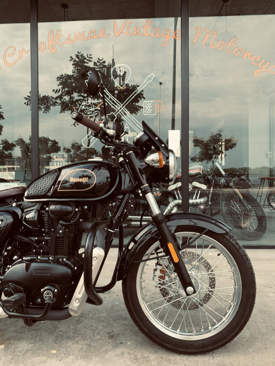 这肯定是一款外观很成功的车 贝纳利·帝国400