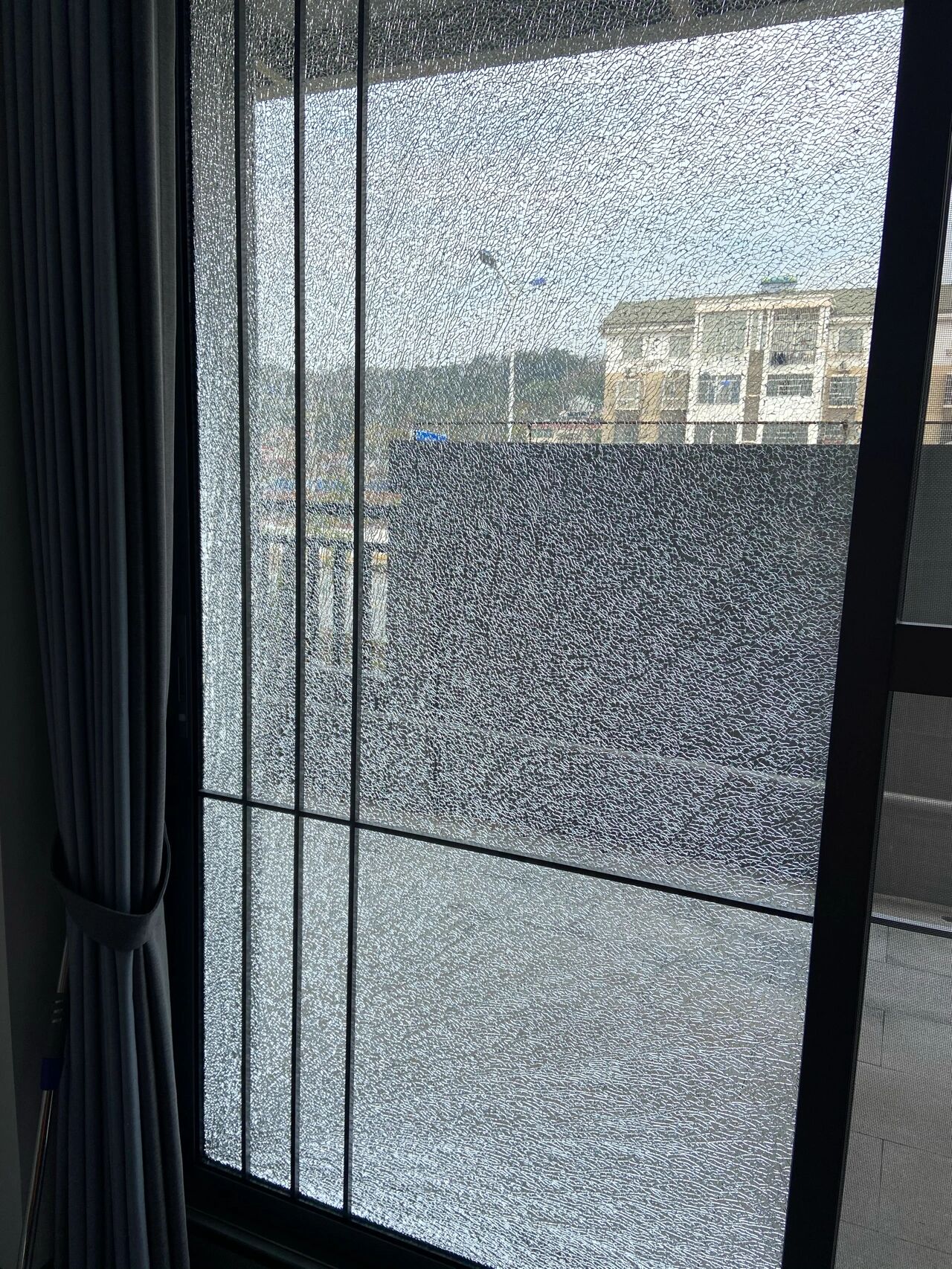 推拉门玻璃碎了