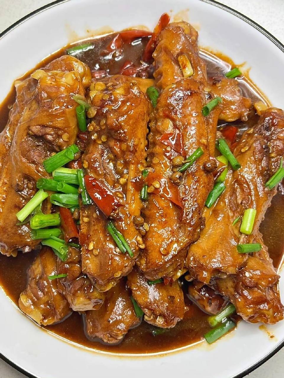 红烧鸭翅 食材 鸭翅,生姜,花椒,干辣椒 做法 1,鸭翅洗干净1勺生抽老抽