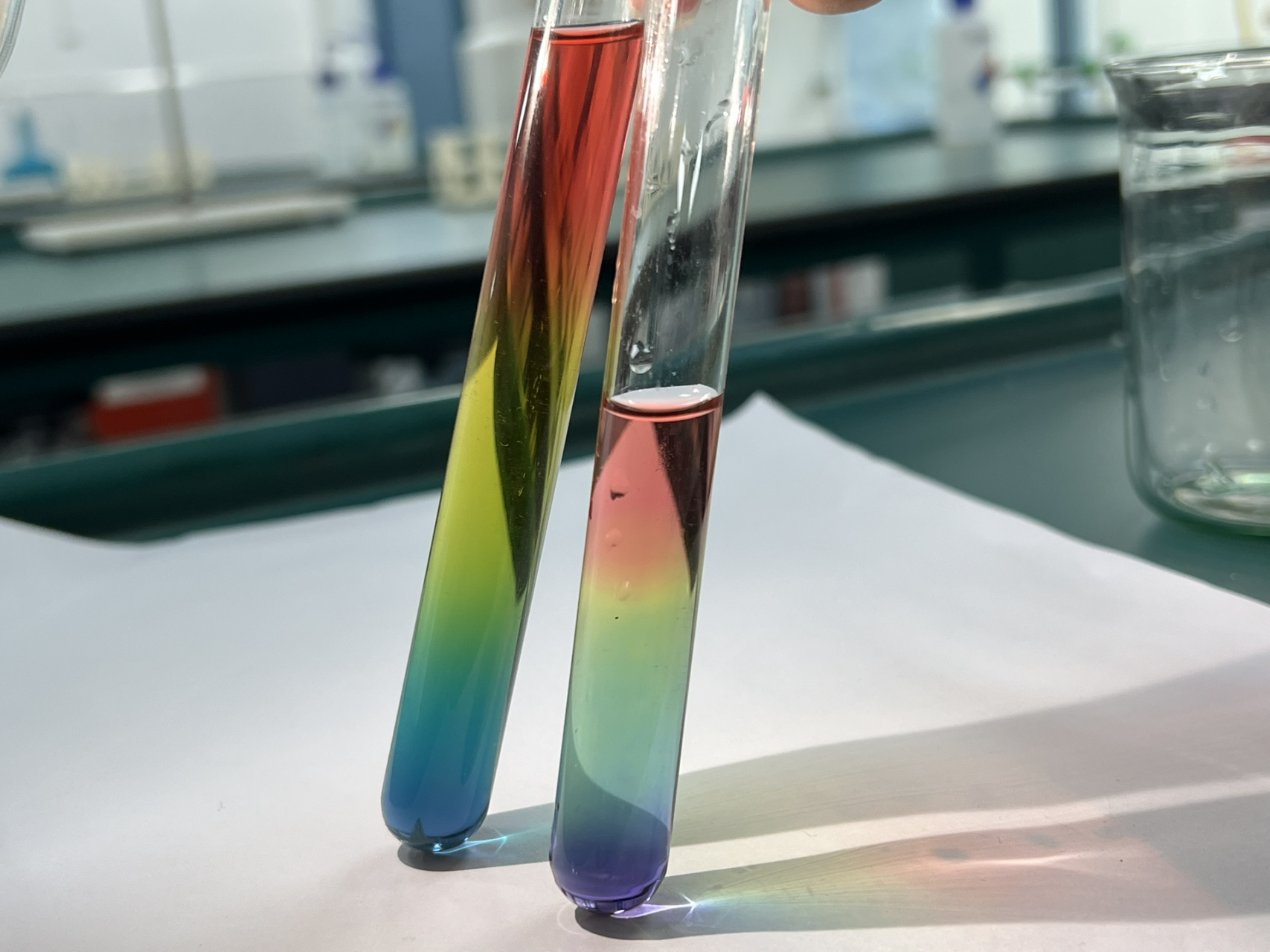 化学实验 太美啦 请大家欣赏我的魔药师朋友们调出的绝美彩虹!