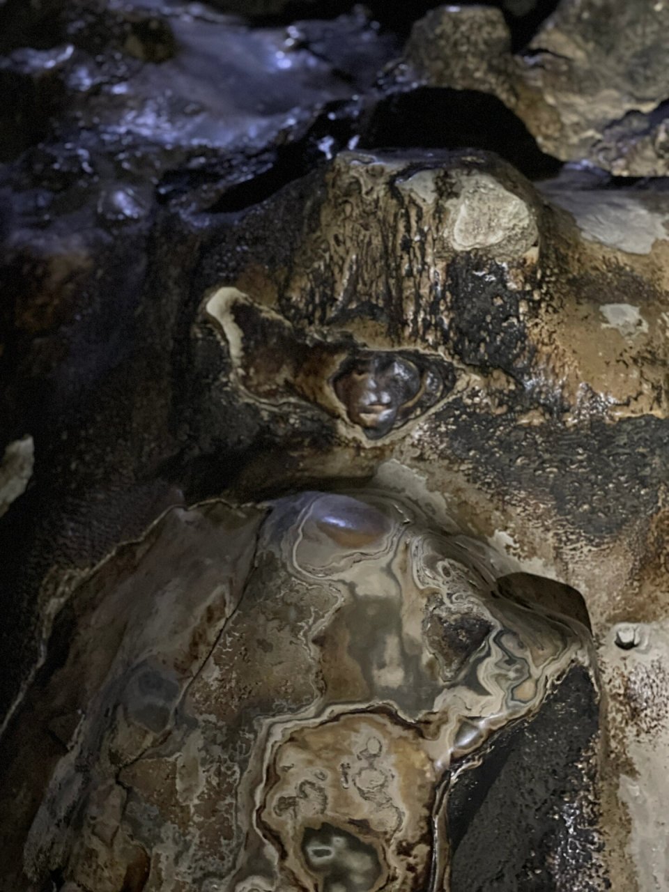 扎央宗溶洞 扎央宗溶洞据传是莲花生大师曾经在里面修行3年3个月零3天