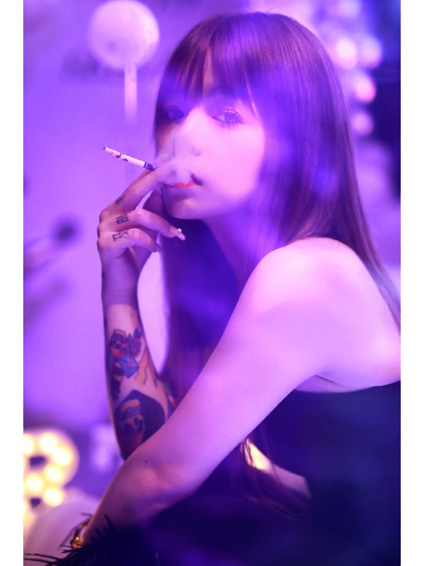 漂亮小姐姐配上一支烟更惊艳了