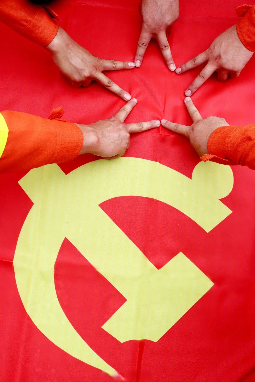 四川火焰蓝献礼七一#【今天,我们与党旗同框】党旗在手,党徽在胸