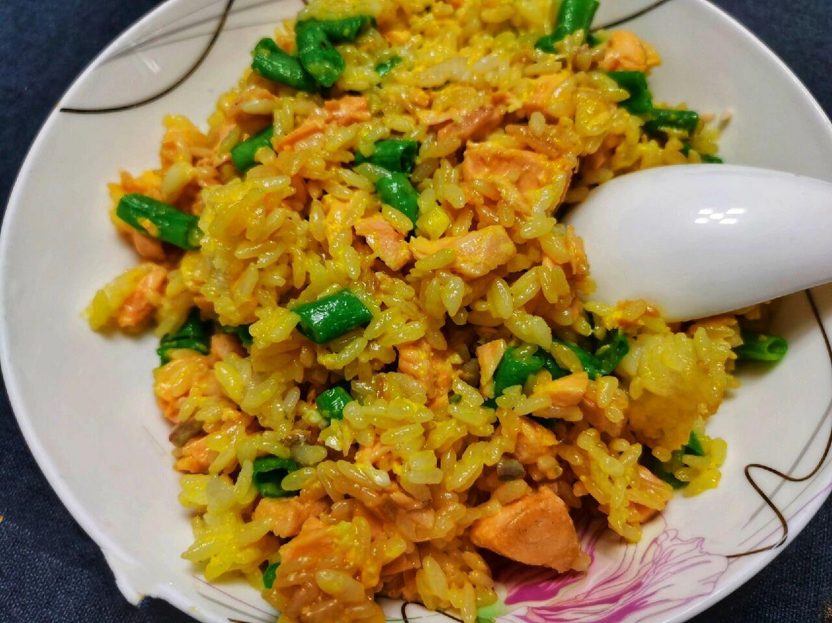 简单美味的三文鱼炒饭 三文鱼炒着吃也别有一番风味95 	 食材