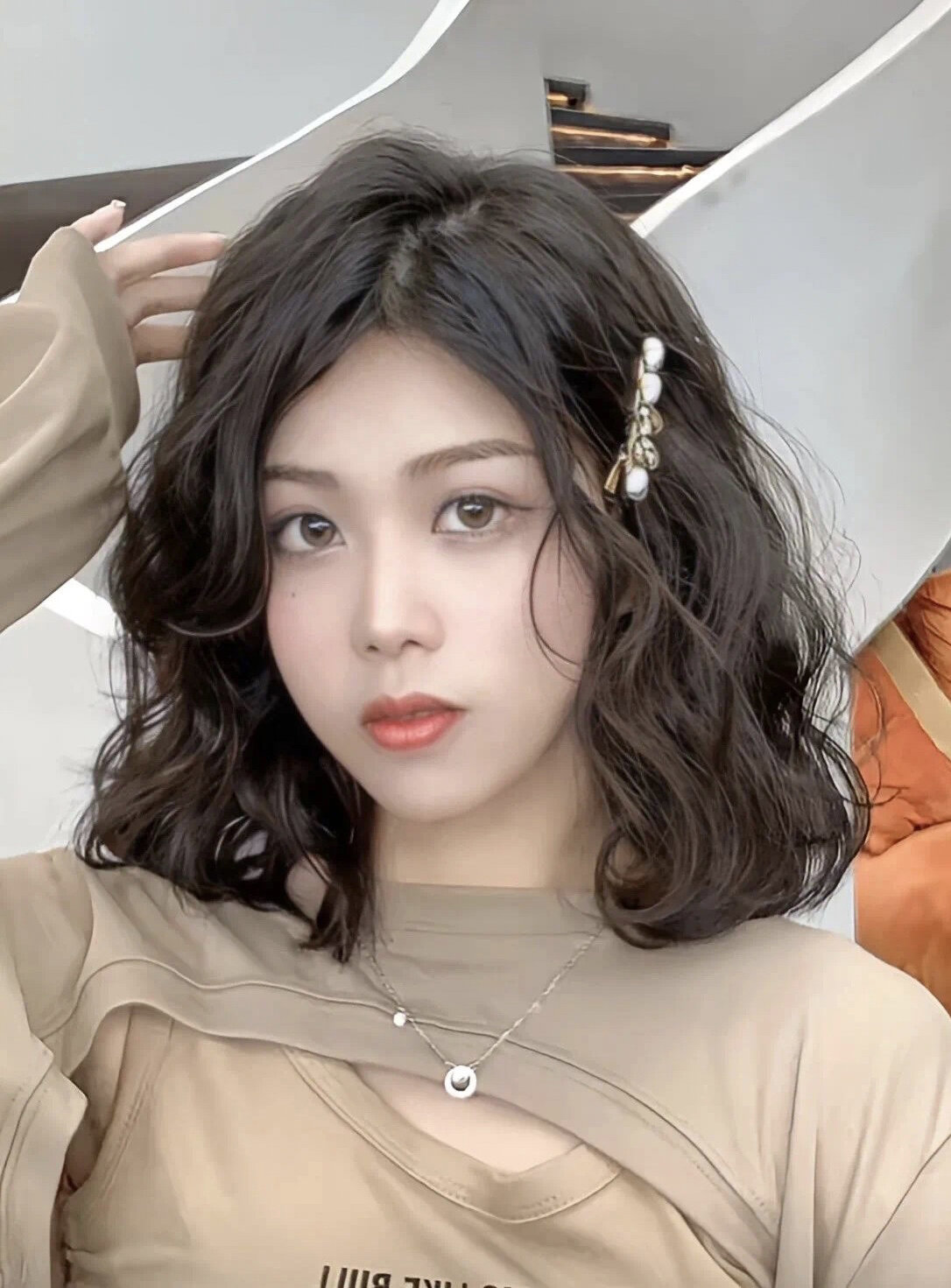 2023年过肩的烫发发型.减龄生活好打理短发