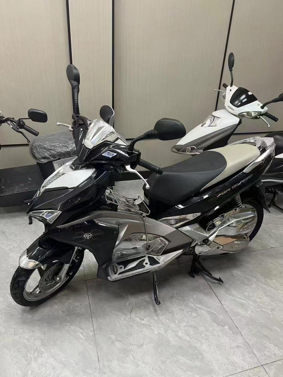 抵押到期纯进口本田二代泰国弯刀,电喷水冷 ,联动刹车 ,3秒启停,边脚