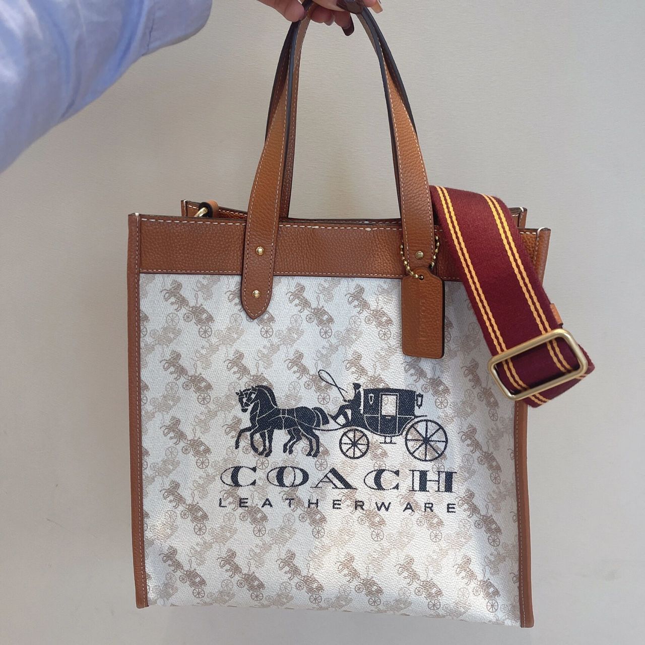 coach 馬車field tote 30 蔻馳馬車圖案印花和馬車徽章field tote