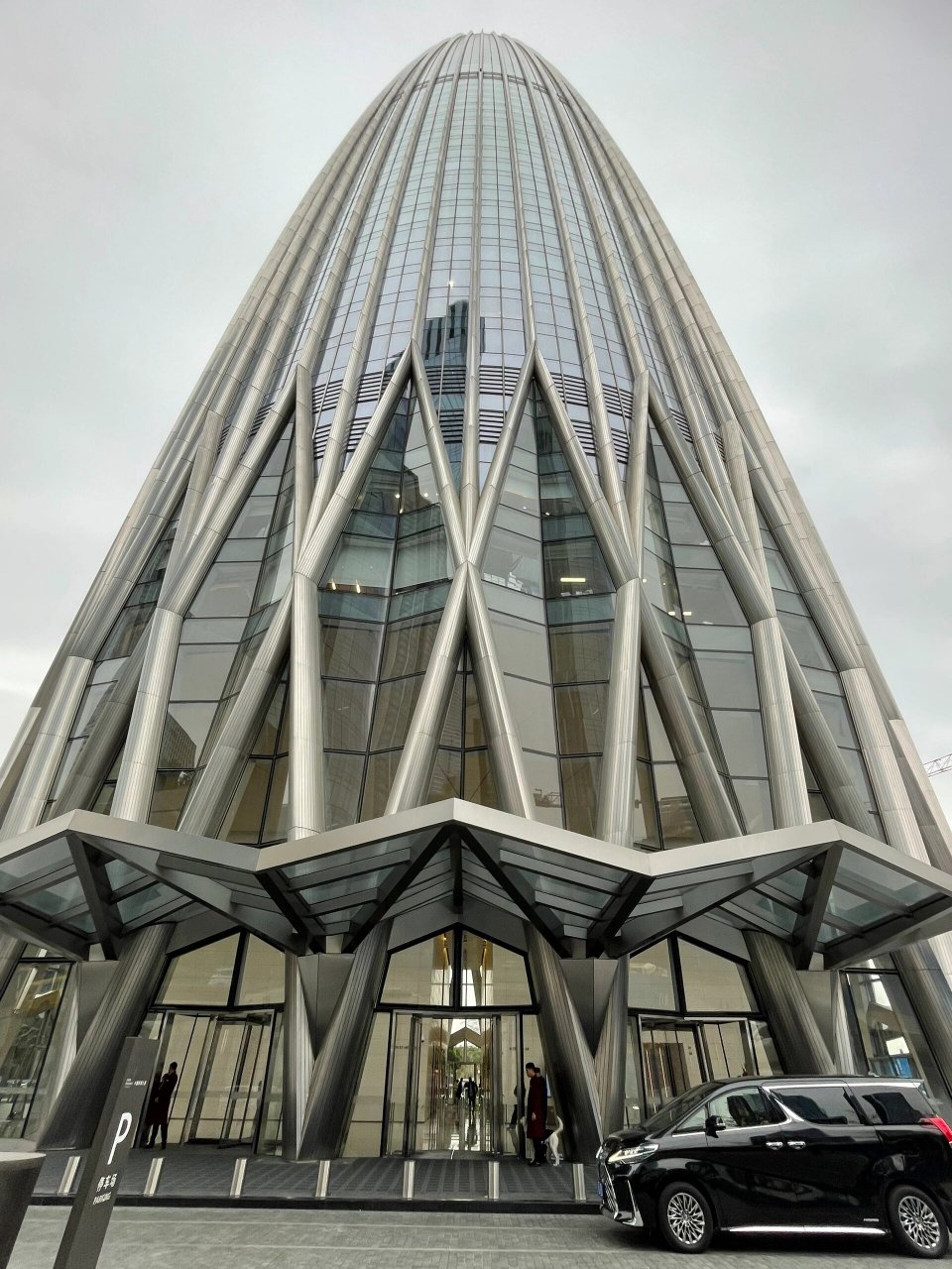 打卡深圳春笋大厦 春笋大厦原名叫中国华润大厦,位置就在深圳人才公园