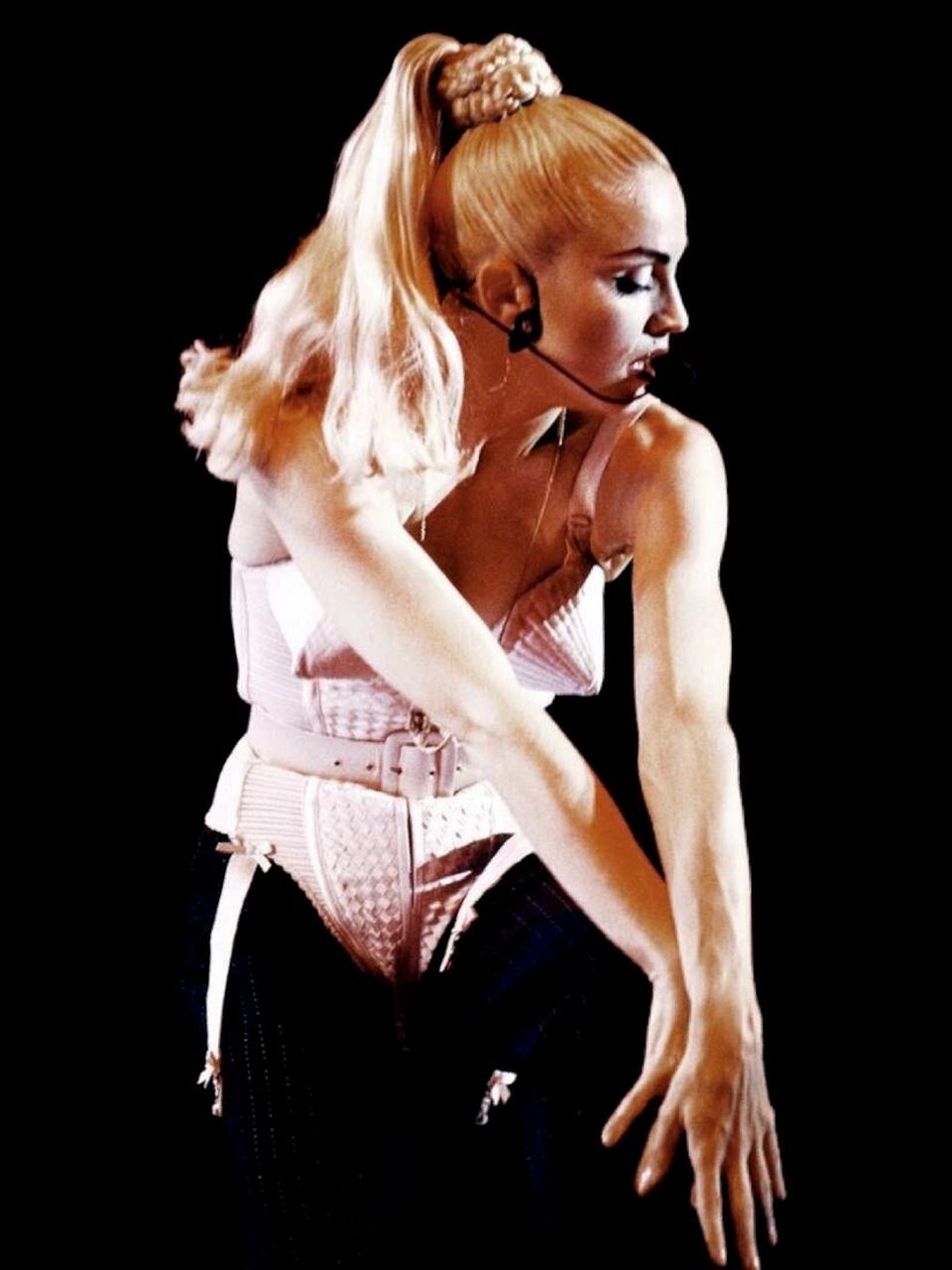 麦当娜永远的先锋偶像|尖锥胸衣代名词 90年代,已如日中天的麦当娜