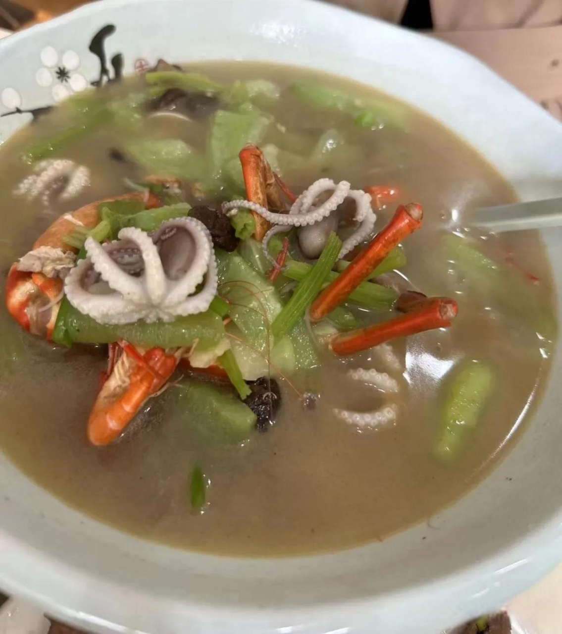 外地朋友说他们那里望潮才40一斤,可我看新荣记都80一只了.