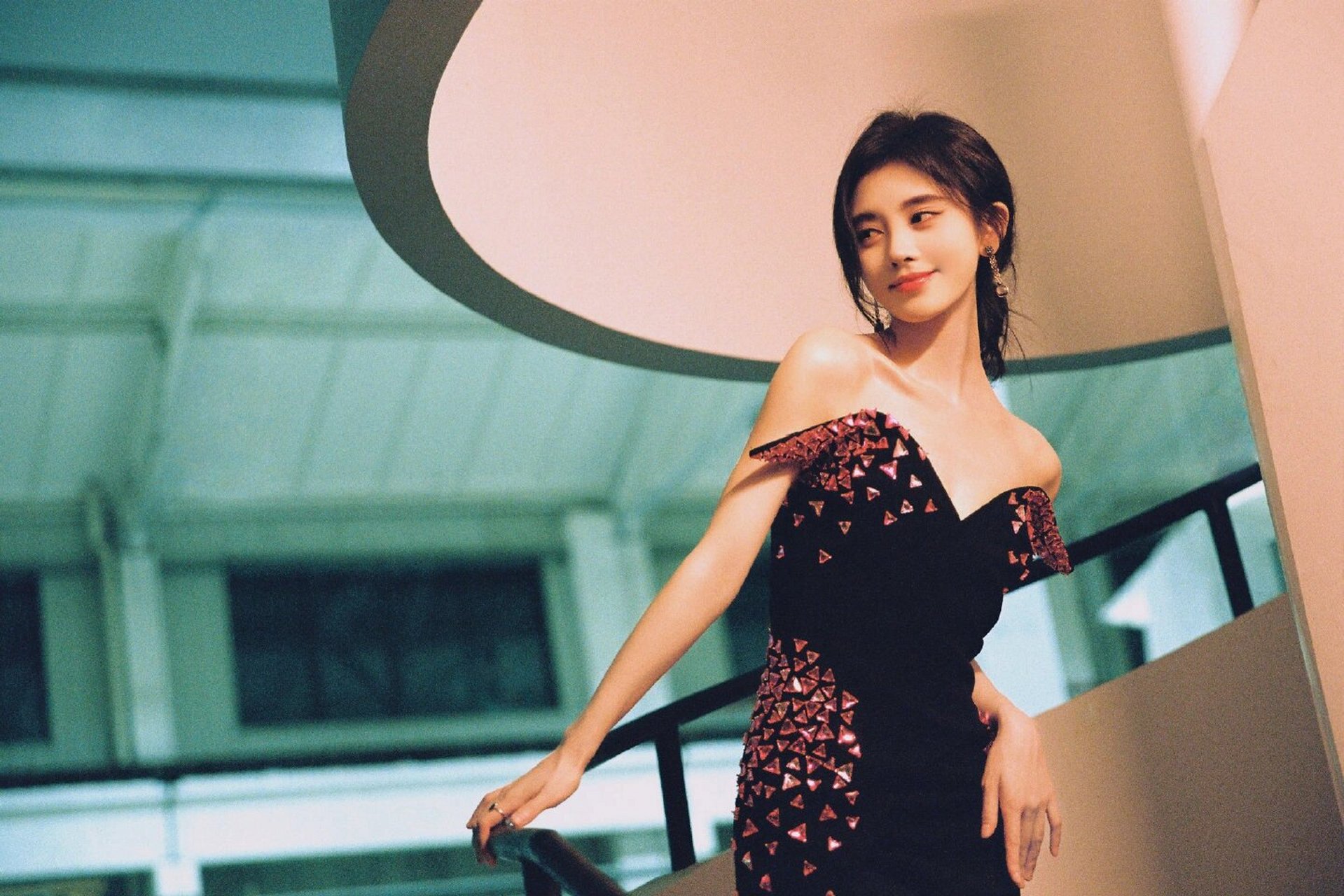 鞠婧祎性感抹胸裙写真组图 676767