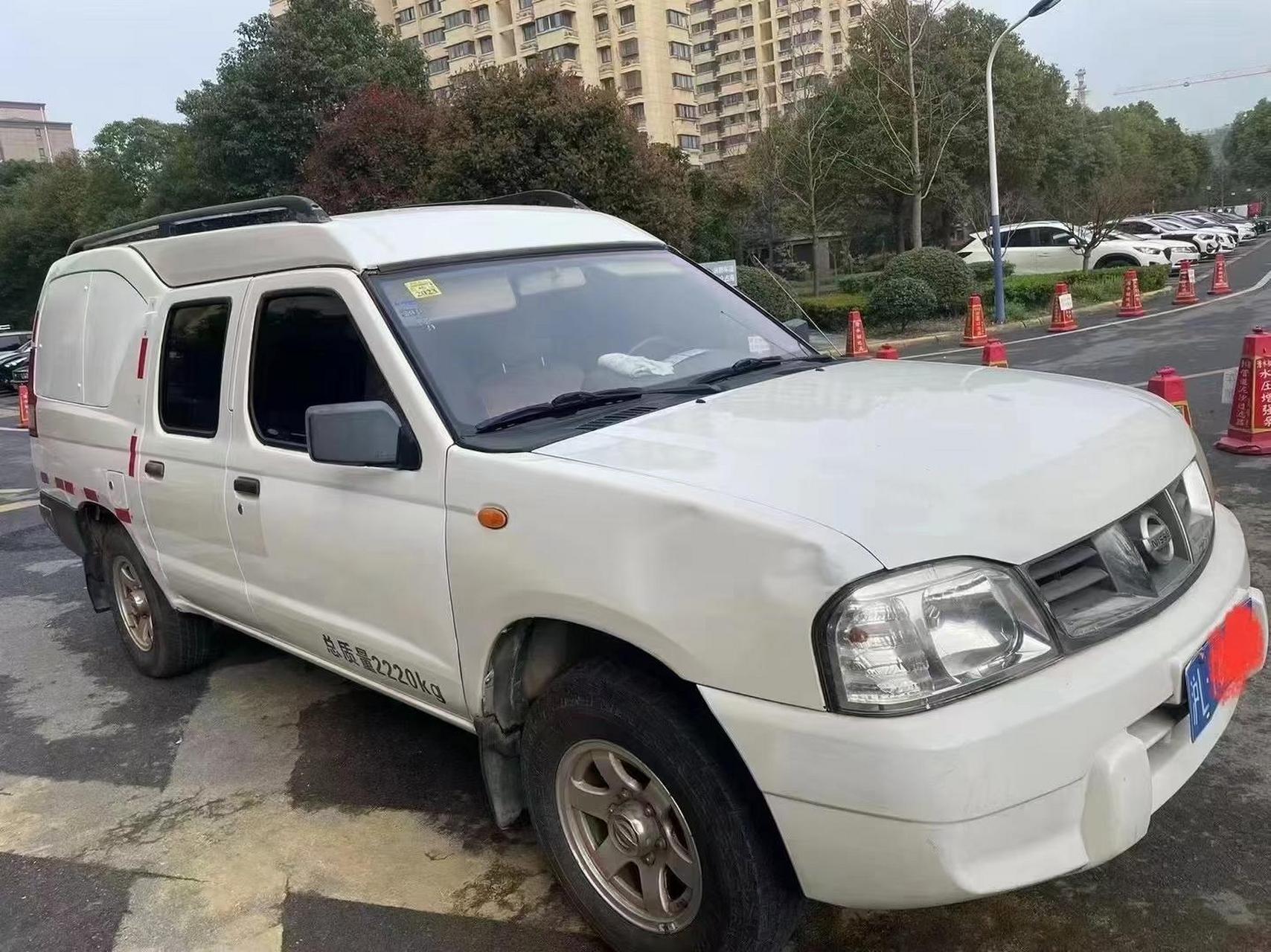 尼桑封闭式皮卡