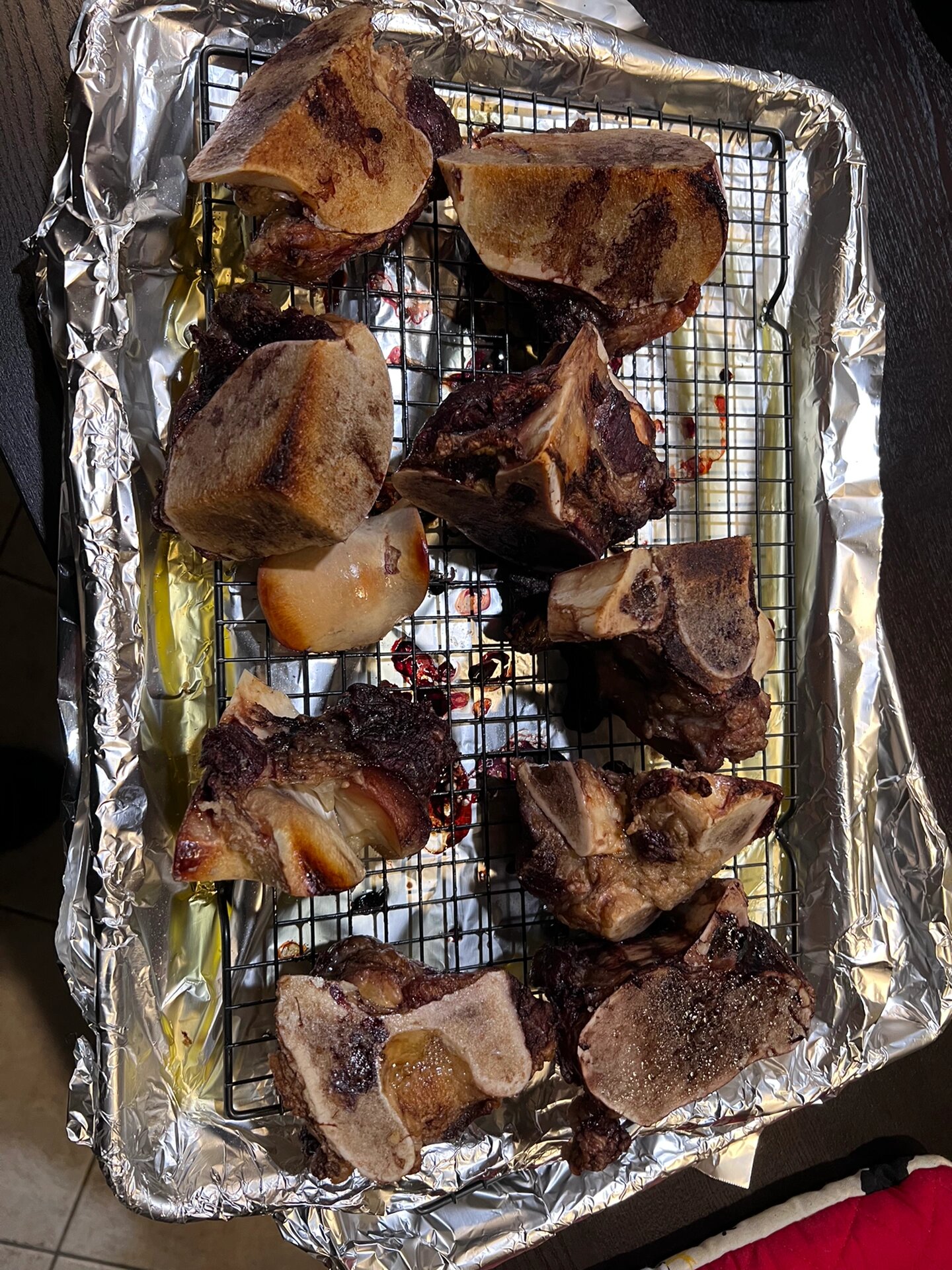 给狗子烤了盘最爱的牛骨头 99大华有大块切好的牛骨头,定期给狗吃