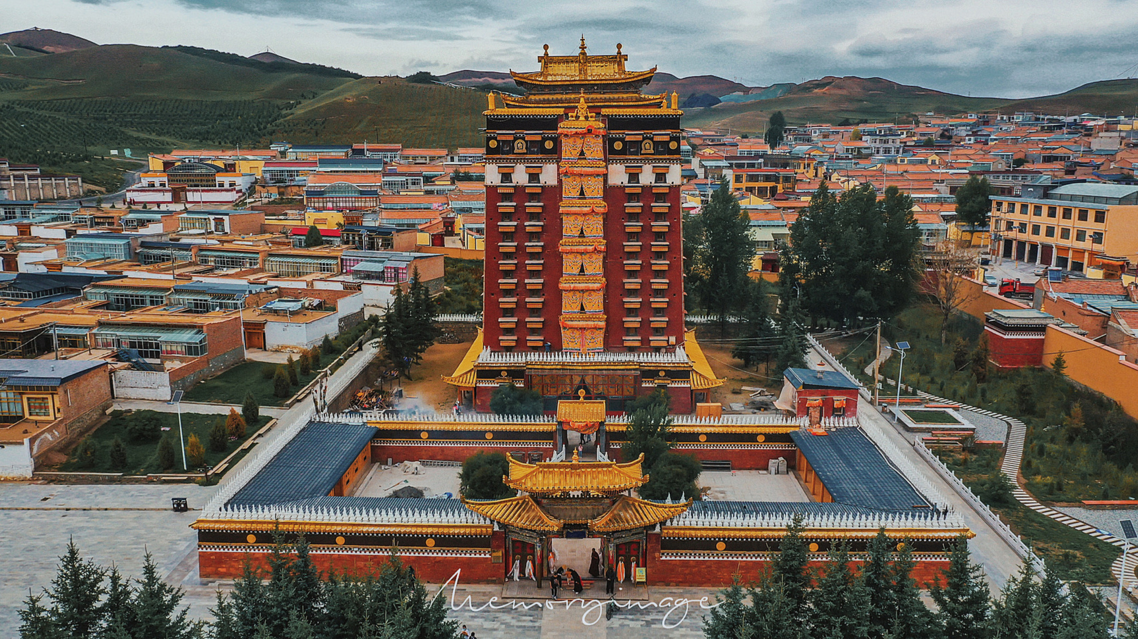 九层佛阁|九色甘南最值小众景点 99亮点特色:96米拉日巴佛阁位于