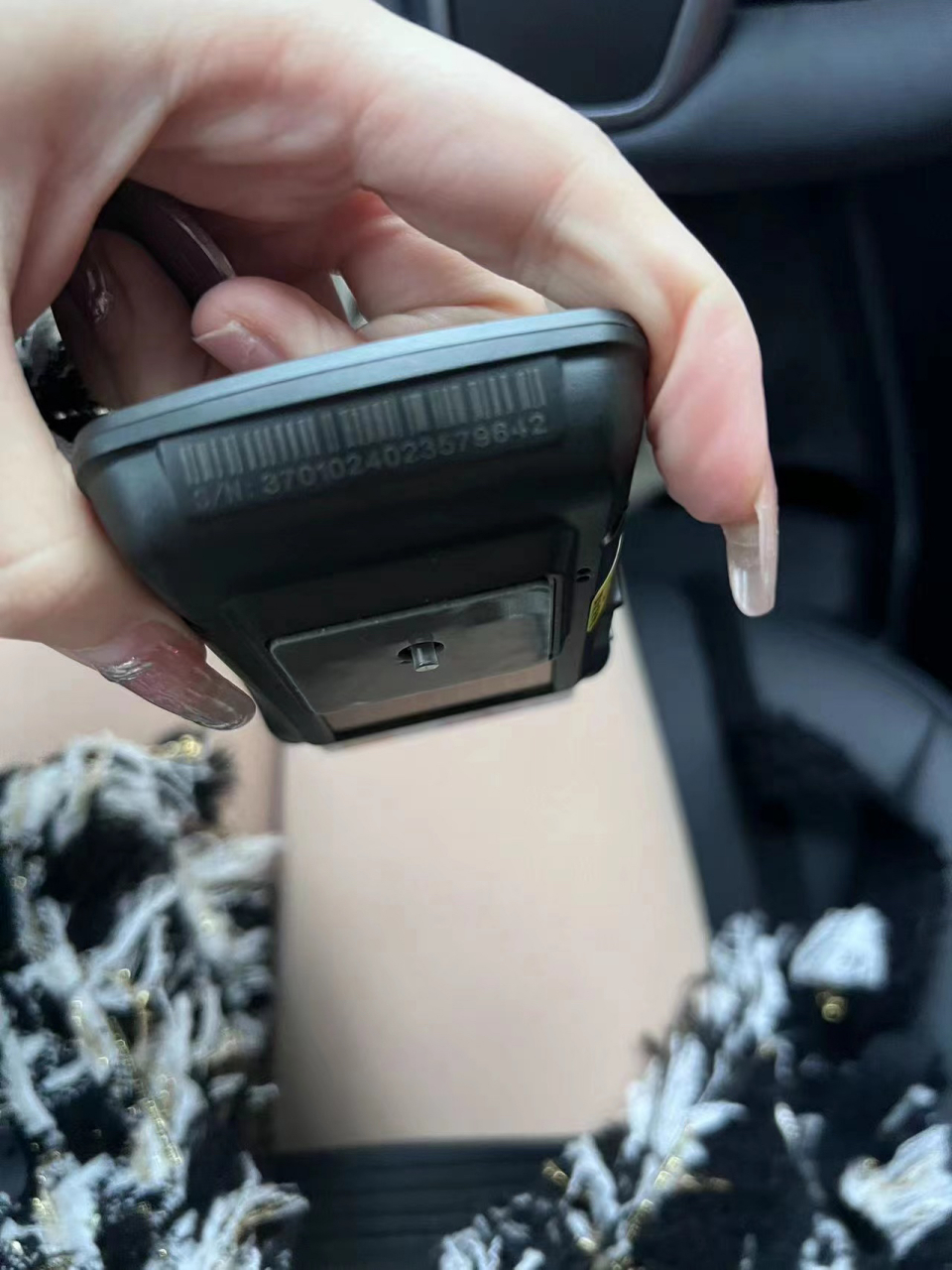 正常的etc安装位置是放在挡风玻璃上主驾驶右上角位置,但我觉得它有