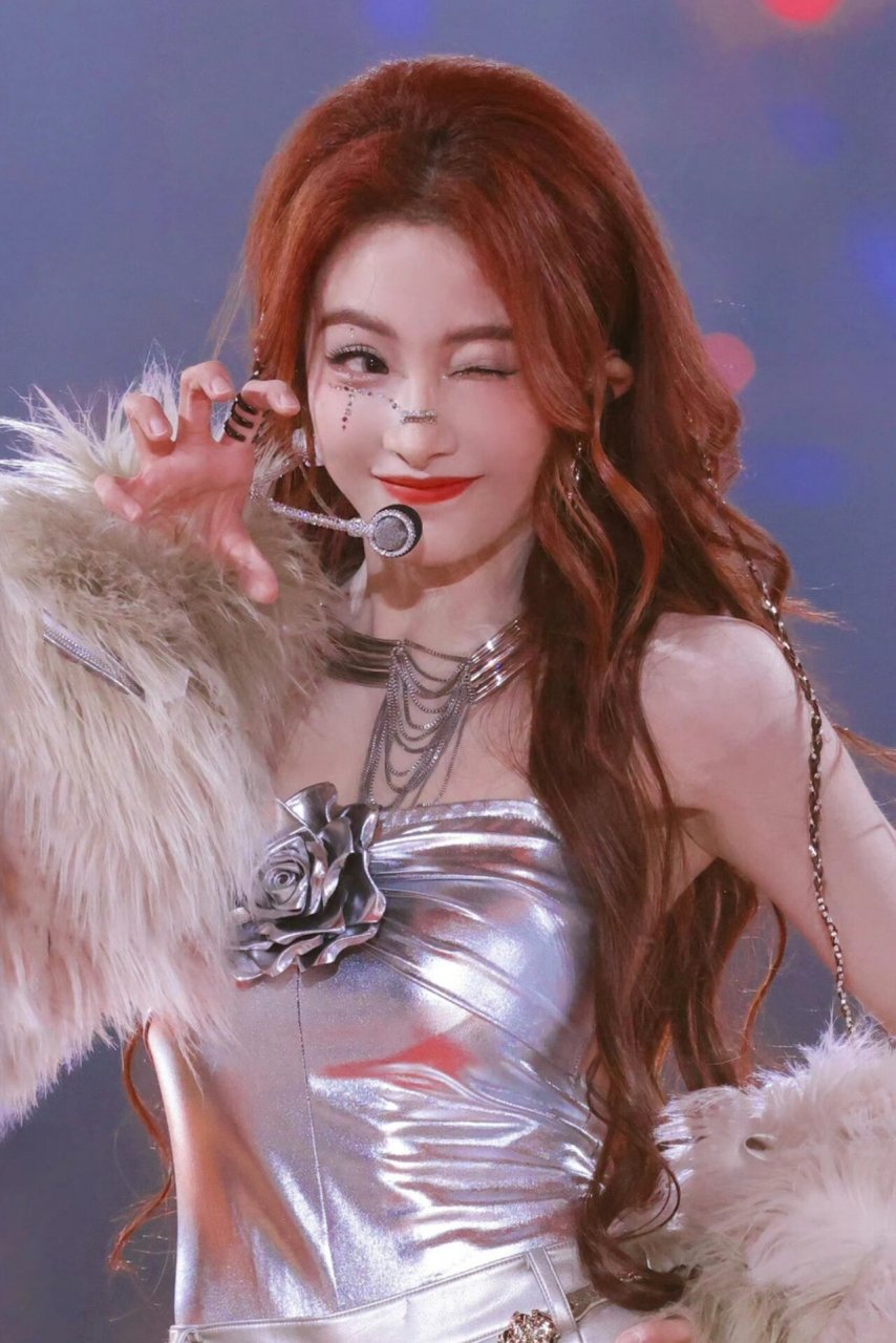 每次都被喻言的红发美到啊,舞台上,红毯上真是头发丝都在散发魅力的