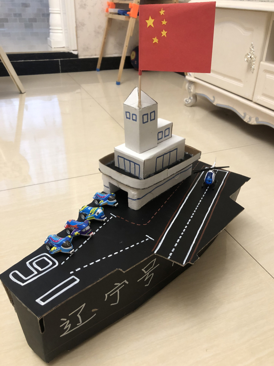 亲子手工diy之纸箱玩具简易手工航母 幼儿园临时布置的作业,爱国教育