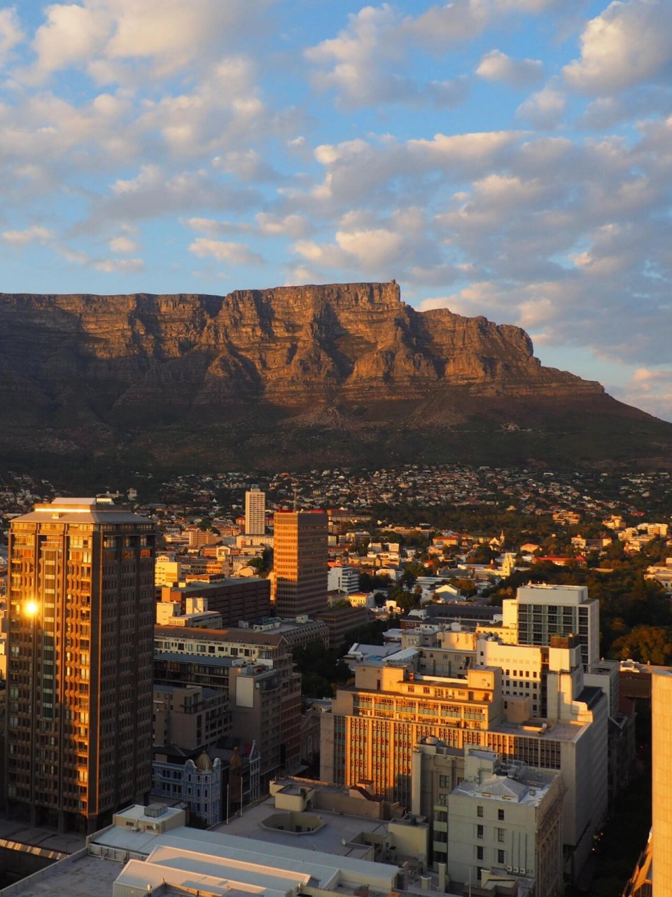 南非有三个首都:开普敦(立法首都);比勒陀利亚(行政首都);布隆方丹